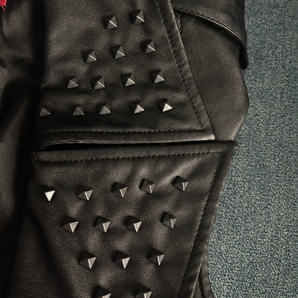 1990’s Vest Studded faux leather Sexy Biker Vibe - Picture 5 of 7